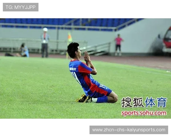 选手倒下后对方跪地祈祷