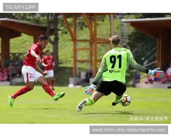 深圳新鹏城门前包抄更密，二点球争抢更坚决